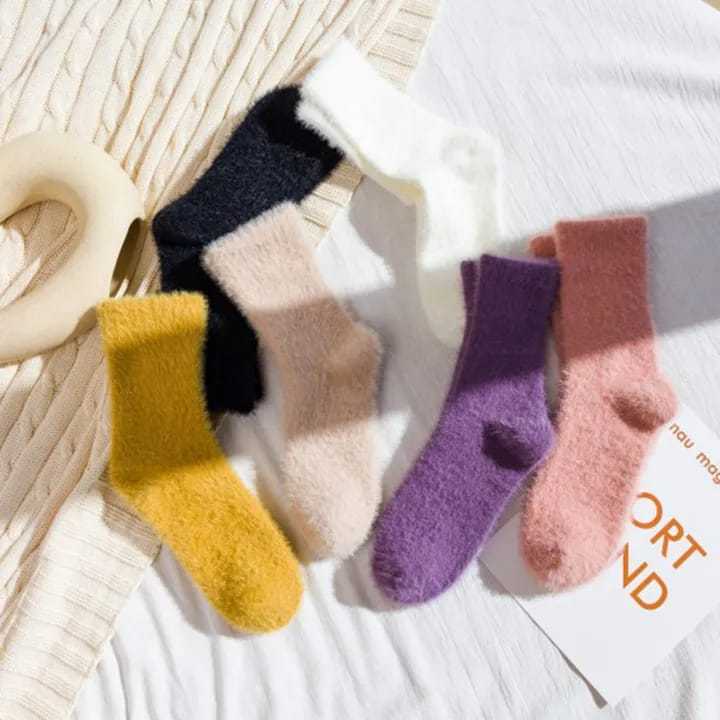 Winter%20Stockings%20Delicate%20Practical%20Ultra-soft%20Winter%20Socks%7C%20Premium%20Quality%20Fluffy%20Socks%20for%20Women%20Girls%20-%20Image%204
