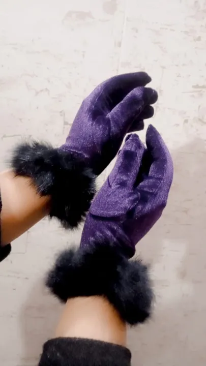 Women's%20Girl's%20%20Black%20Winter%20Velvet%20Gloves%20With%20Frr%20Cuff%20On%20Wrist%20-%20Image%204