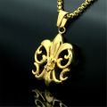 【IKE】 Symbol Mens Collier Fluer de Lys  Flower Pendant Necklace Stainless Steel en Color Retro Vintage  Style. 