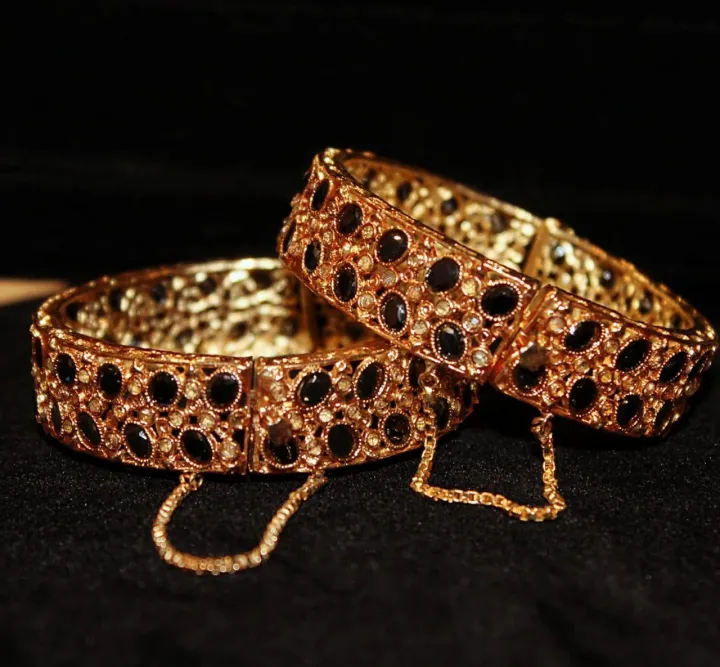 Gold%20Polish%20Real%20stone%20Beautiful%20Bangles%20in%20black%20%20Pearls%20-%20Image%202