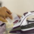 Geepas Steam Iron - 2 in 1 Dry & Steam Iron with Ceramic Soleplate – Adjustable Temperature Control – Dry Ironing, Spray Function & Burst of Steam - 400 ml Water Tank, Anti-Drip, 3000 Watts ( 2 years Warranty ). 
