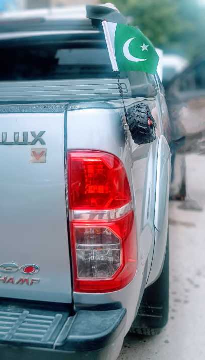 Pakistan%20Flag%20with%20Car%20Tyre%20Antenna%20-%20Image%203