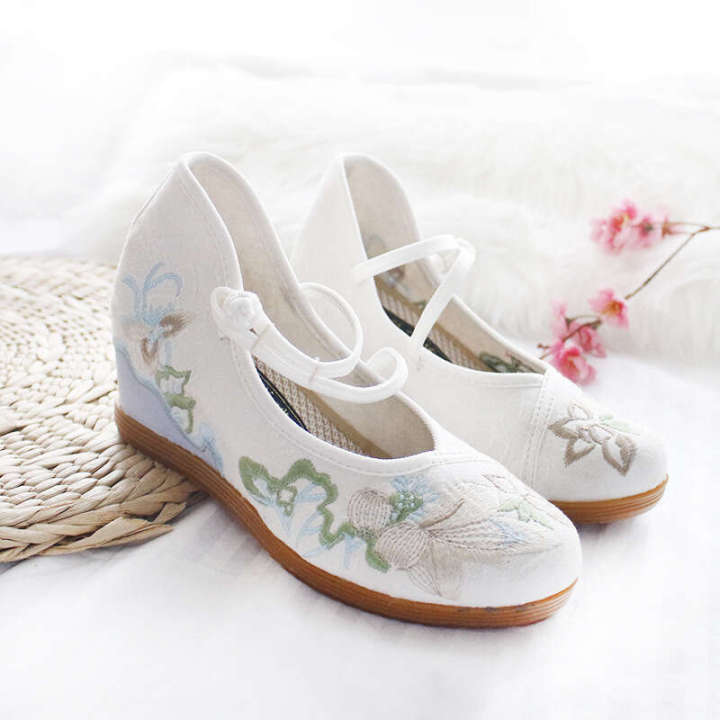 Old%20Beijing%20Ethnic%20Cloth%20Embroidered%20Women's%20Hanfu%20Shoes%20Ancient%20Style%20Elevated%20Slope%20High%20Heels%20-%20Image%206