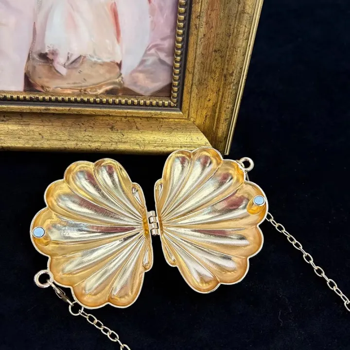 Party%20&%20Wedding%20Season%20Glossy%20Acrylic%20&%20Hard%20Shell%20Mini%20Novelty%20Clutch%20in%20Heart,%20Shell%20&%20Flower%20Shapes%20Bag%20for%20Women%20%E2%80%93%20Stylish%20Evening%20Handheld%20Purse%20-%20Image%209