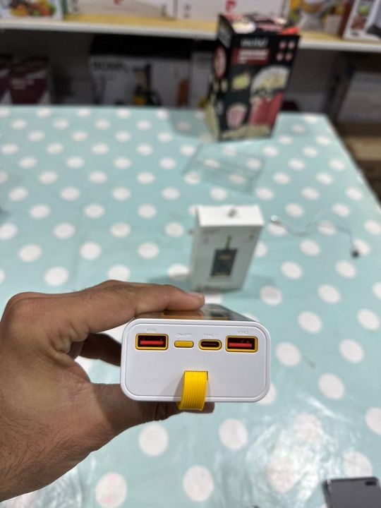 66W%20Transparent%20Digital%20Display%20Fast%20Charging%2020,000%20mAh%20PD%20Power%20Bank%20with%20USB-C%20and%20USB-A%20Ports%20-%20Image%206