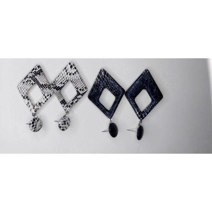 New Stylish Design Fashion Jewellery Earrings for Girls ,white earings , black earings for girls, snake texcture earings for girls