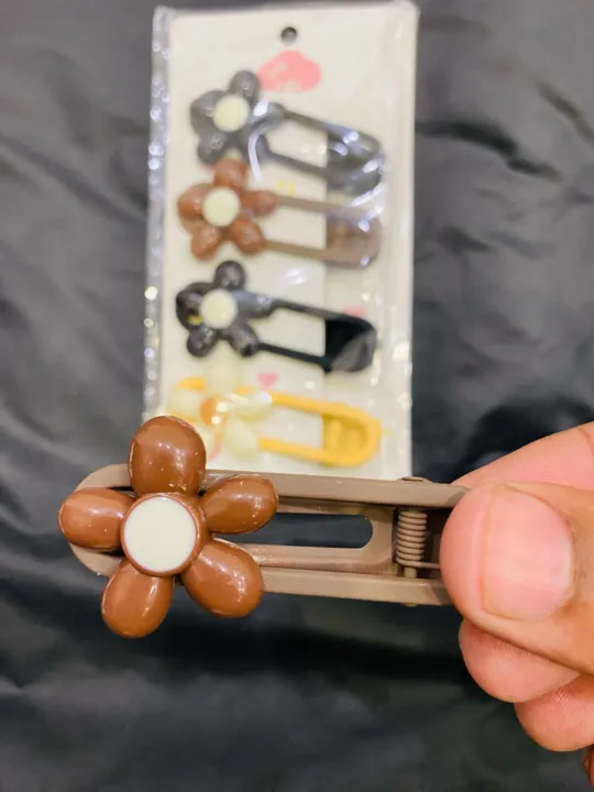 Hairclips%204%20Pieces/Set%20Cute%20HairClips%20For%20Girl%20Ladies%20Hairclip%20Hair%20accessories%20for%20ladies%20flower%20shaped%20best%20hairclips%20-%20Image%202