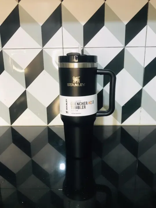 Stanley%20Quencher%20H2.0%20FlowState%E2%84%A2%20Tumbler%2040%20oz%20-%201.18L%20-%20Image%206