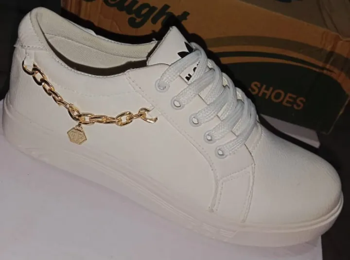 Girls%20sneakers%20with%20golden%20chain%20women's%20white%20sneakers%20with%20side%20chain%20Ladies%20casual%20Fashion%20sneakers%20Brand%20Women's%20shoes%20-%20Image%204