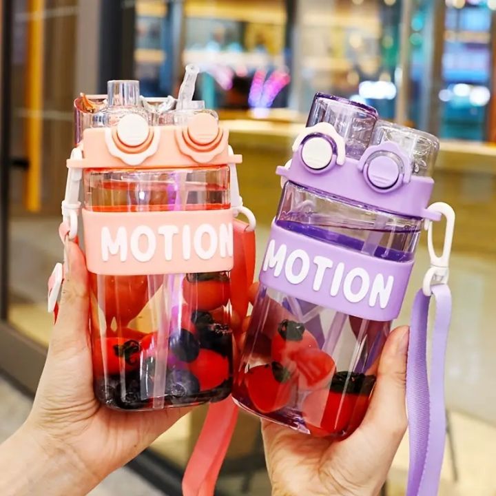 550ml%20motion%20band%20sipper%20plastic%20water%20bottle%20Double%20Drink%20Water%20Bottle%20With%20Straw%20And%20Strap%20for%20kids%20-%20Image%204