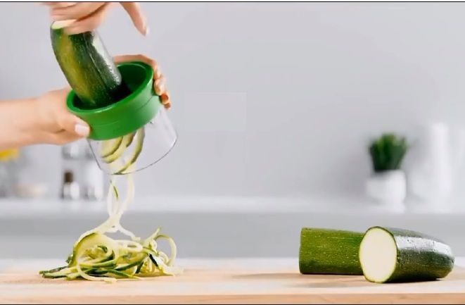 Vegetable%20Spiral%20Cutter%203%20Blade%20setting%20with%20Spike%20on%20the%20LID%20Holder%20-%20Image%202