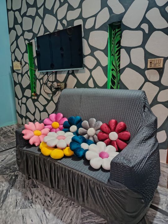 Sunflower%20Cushions%20%E2%80%93%20Ultra%20Soft%20Stuffed%20Flower%20Throw%20Pillow%20for%20Sofa,%20Office%20Chair,%20Bedroom,%20and%20Living%20Room%20D%C3%A9cor%20-%20Image%203