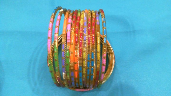 bangles%20(Churia)%20full%20Bundle%20of%2012%20Bangles%20in%2012%20colors%20metal%20material%20-%20Image%204