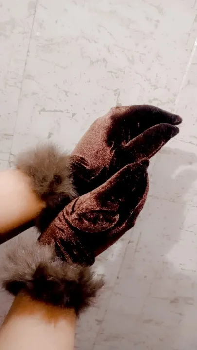 Women's%20Girl's%20%20Black%20Winter%20Velvet%20Gloves%20With%20Frr%20Cuff%20On%20Wrist%20-%20Image%205