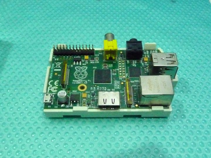 Raspberry%20Pi%20-%20Model%20B%20in%20Original%20Respberry%20CASE%20-%20Image%203