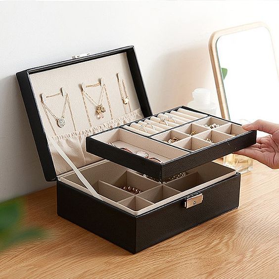 Two%20Layer%20Jewelry%20Organizer%20Box%20for%20Women%20%E2%80%93%20PU%20Leather%20Large%20Storage%20Case%20with%20Lock%20%E2%80%93%20Classic%20Style%20%E2%80%93%20All%20Season%20-%20Image%204