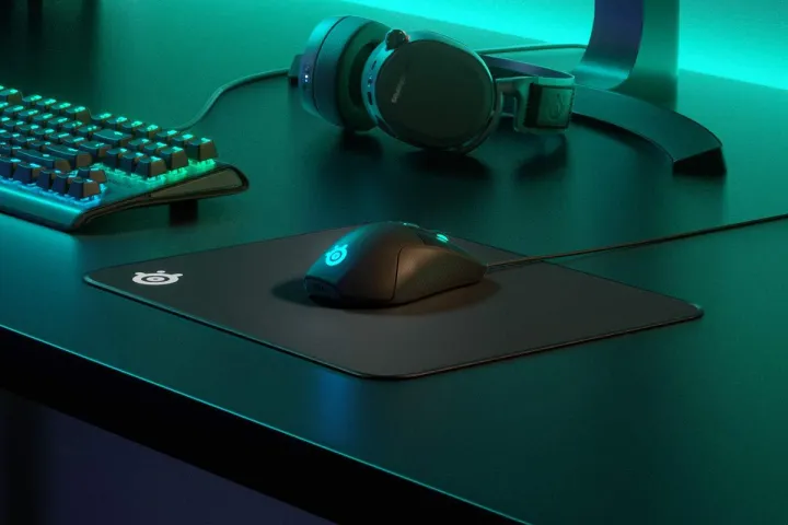 SteelSeries%20QcK%20Gaming%20Surface%20-%20Large%20Stitched%20Edge%20Cloth%20-%20Extra%20Durable%20-%20Optimized%20For%20Gaming%20Sensors%20-%20Image%205