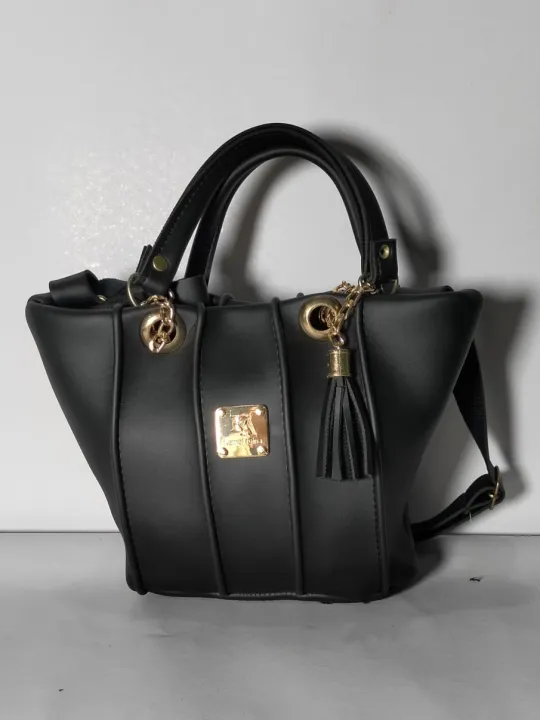 Classic%20Black%20Faux%20Leather%20Handbag%20with%20Gold-Tone%20Chain%20Handle%20and%20Decorative%20Tassel,%20Adjustable%20Shoulder%20Strap,%20for%20Office%20and%20Evening%20Wear%20-%20Image%204