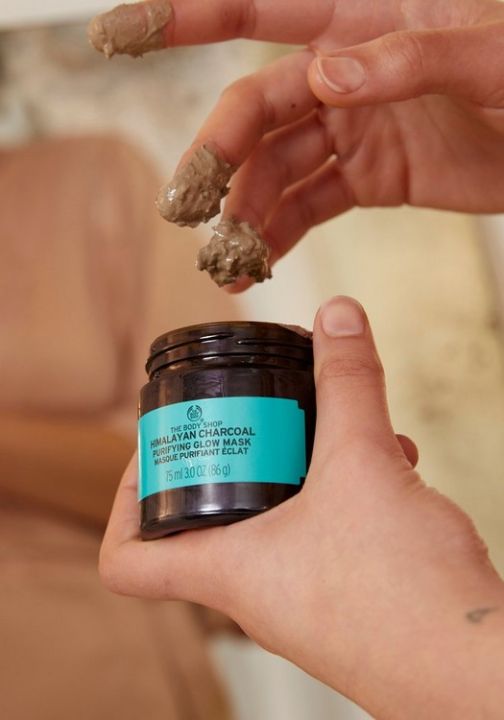 The%20Body%20Shop%20Himalayan%20Charcoal%20Purifying%20Glow%20Mask,%2075ml%20-%20Image%207