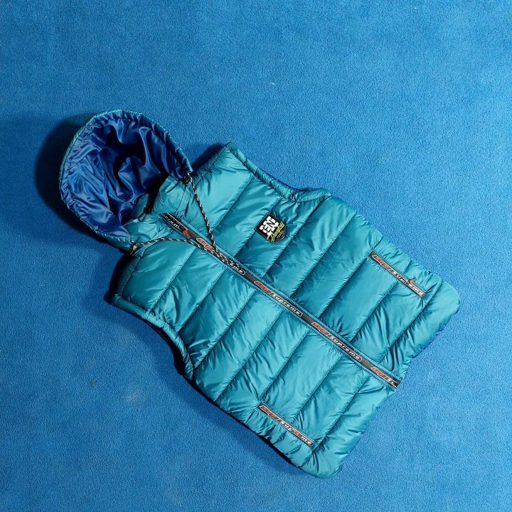 Sleeveless%20Puffer%20Jacket%20for%20Men%20%7C%20Zipped%20Pockets%20with%20Detachable%20Hood%20-%20Image%204