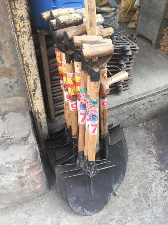 High%20Quality%20Garden%20Spade%20Shovel%20Belcha%20with%20Wooden%20Handle%20Heavy%20Duty%20Agricultural%20Tool%20Strong%20Wooden%20Handle%20For%20Digging%20-%20Image%203