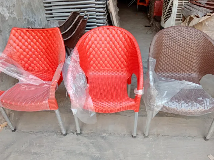 Plastic%20Chairs%20set%20with%20Table(6%20Chairs%20and%201%20Table)%20-%20Image%203