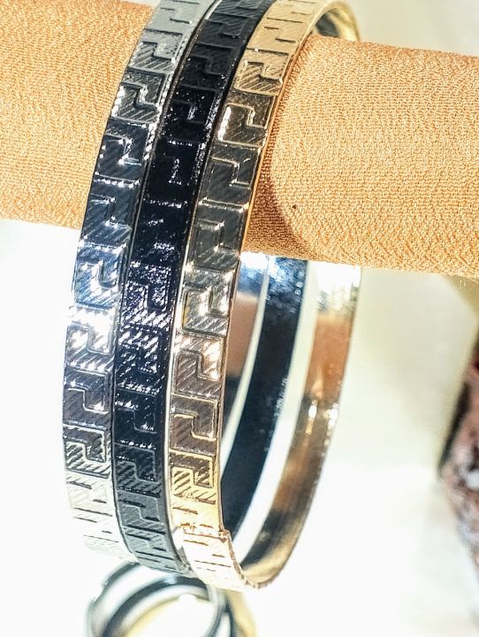 Elegant%20Three-Tone%20Bangles%20&%20Rings%20Set%E2%80%93%20Gold,%20Silver,%20&%20Black%20Bangles%20Fashion%20Hand%20Jewelry%20-%20Image%205