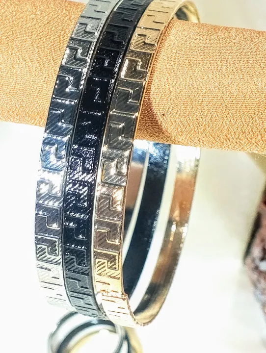 Elegant%20Three-Tone%20Bangles%20&%20Rings%20Set%E2%80%93%20Gold,%20Silver,%20&%20Black%20Bangles%20Fashion%20Hand%20Jewelry%20-%20Image%205