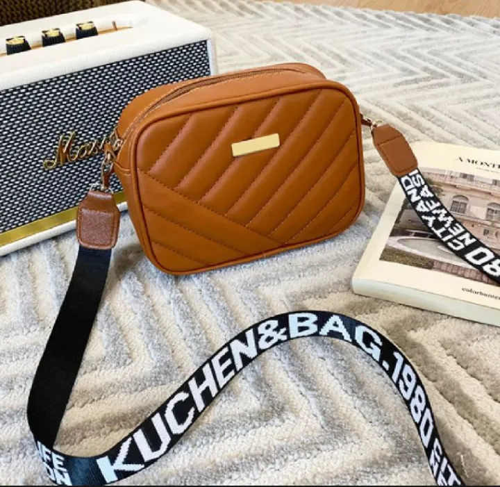 Quilted%20PU%20Leather%20Elegant%20Crossbody%20Bag%20for%20Women%20-%20Stylish%20Shoulder%20Handbag%20with%20Phone%20Pouch%20-%20Image%204