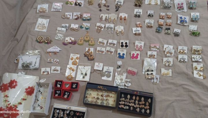 Vintage%20Gold%20Color%20Waterdrop%20Stud%20Earrings%20for%20Women%20Fashion%20INDIAN%20KOREAN%20JEWELLERY%20,Antique,Meenakari,Filigree,Tribal,%20Bead,Pachchikam,Handmade,Ivory,%20Cosmic%20Pearl,Bow%20heart,Leaf,CUBIC,Glowing%20star,Rising%20star,Knot,Jingle%20bells,LOOP/%20No%20colour%20Warranty%20-%20Image%202