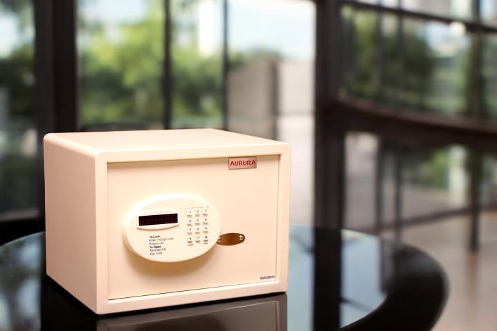 Aurura%20Digital%20Electronic%20Safe%20AHS-1360KM%20-%20Secure%20Laptop%20Compartment,%20Dual%20Access%20with%20Digital%20Code%20and%20Card,%20Elegant%20Design%20with%20dimensions%20of%20305x405x335mm%20for%20Hotels,%20Offices,%20and%20Apartments.%20-%20Image%202
