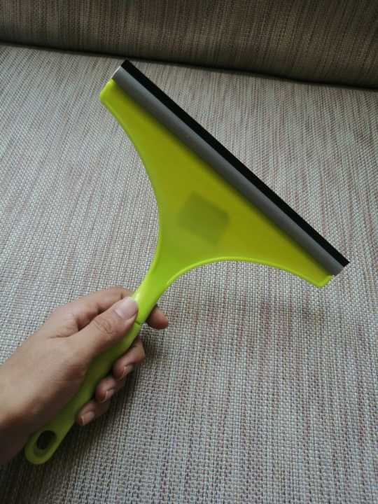 Window%20Cleaner%20Glass%20Wiper%20%E2%80%93%20Ultra%20Handy%20Version%20for%20Crystal%20Clear%20Shine%20-%20Image%205
