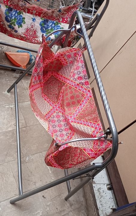 Color%20Coated%20Small%20Bearing%20Folding%20Baby%20Cradle%20with%20Free%20Sleeping%20Cloth%20-%20Image%204