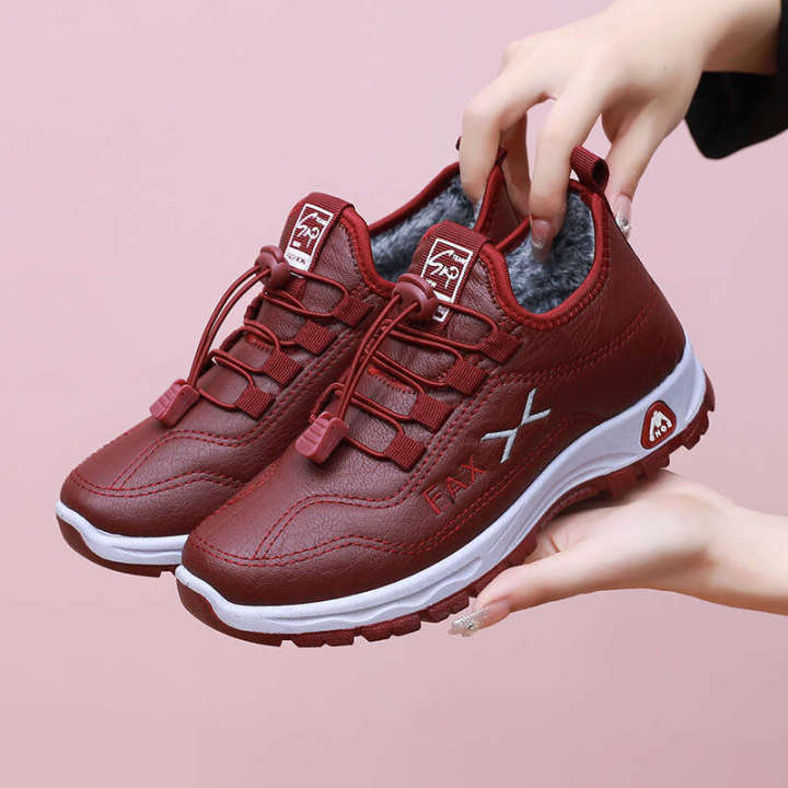 Winter Old Beijing Leather Waterproof Mother Plush Thickened Walking Non slip and Warm Women's Cotton Shoes