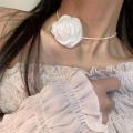 Small Rose Blossom Necklace Sparkling High Grade Popular Light Luxury Necklace Light Luxury Small And Popular Necklace for Wedding Party Daily Wear Gift Fashion Accessory. 