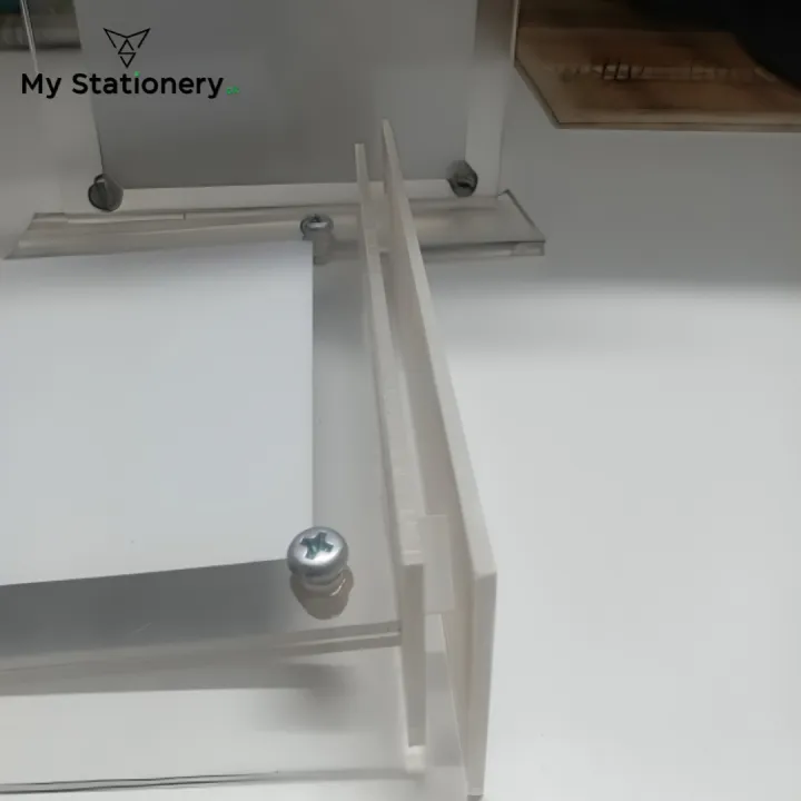 Crystal%20Clear%20Acrylic%20Photo%20Frame%20Stand%20-%20Image%202