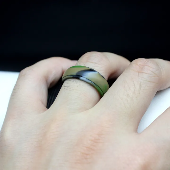 SC%20Wholesale%20Men%20Outdoor%20Sport%20Rings%20Step%20Edge%20Design%20Breathable%20Rubber%20Ring%202023%20Classic%208mm%20Arc%20Silicone%20Wedding%20Rings%20for%20Men%20-%20Image%205