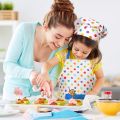 Wilko Cookie & Cupcake Decorating Kit 18 Pieces Cake Set with Free Pack of Doylies (Product of UK). 