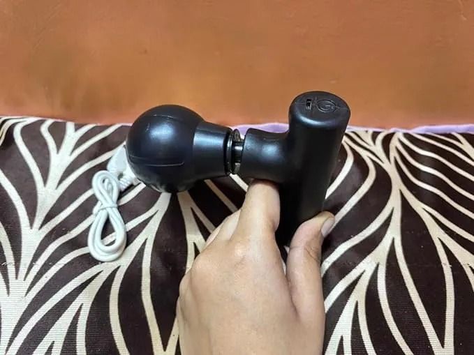 Tijarat%20online%20%20Rechargeable%20Mini%20Facial%20Gun%20Massager%20(Random%20color)%20-%20Image%203
