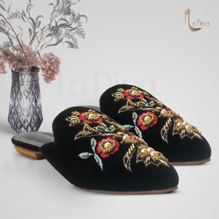 Embroidery%20Flat%20Pumps%20for%20Women%20%E2%80%93%20Multicolor%20Handwork,%20Black%20Velvet%20-%20Image%204
