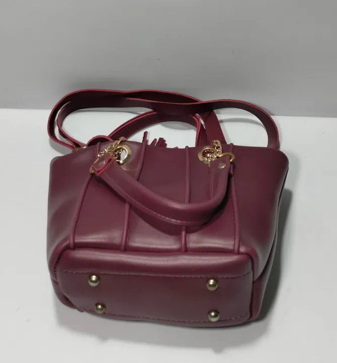 Classic%20Black%20Faux%20Leather%20Handbag%20with%20Gold-Tone%20Chain%20Handle%20and%20Decorative%20Tassel,%20Adjustable%20Shoulder%20Strap,%20for%20Office%20and%20Evening%20Wear%20-%20Image%2010