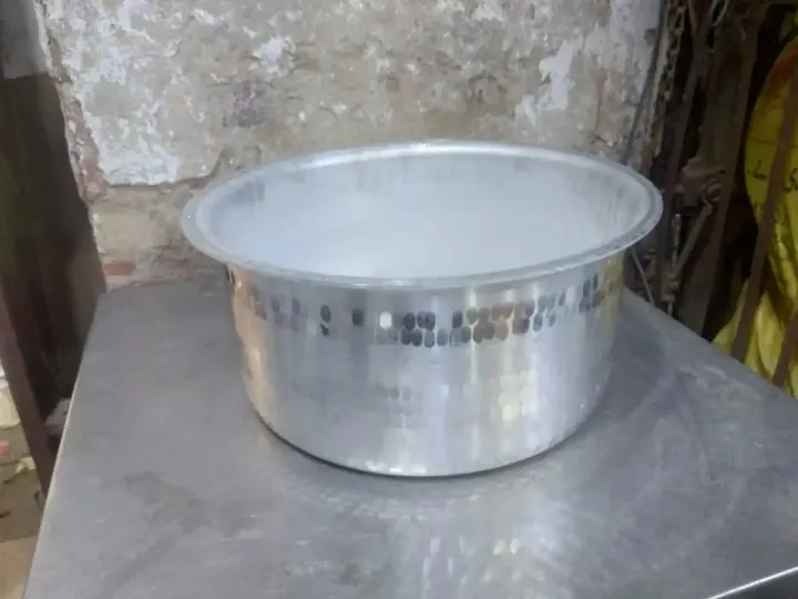 One%20Piece%20Round%20Cooking%20Pot%20Aluminum%20Degchi%20with%20Lid%202kg%20Capacity%20-%20Image%209