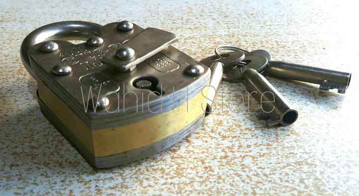 Padlocks%20desi%20tala%20with%203%20keys%20golden%20sides%20Heavy%20Duty.%202%20inches%20size%20Brass%20Machine.%20-%20Image%202