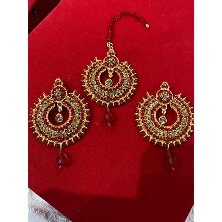 Beautiful earrings and bindi set