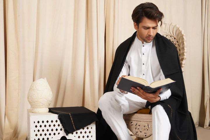 Premium%20Quality%20White%20Shawl%20For%20Men%20-%20Kashmiri%20Dhussa%20Shawl%20For%20Men%20-%20Winter%20Shawl%20Chadar%20For%20Men%20-%20%20White%20&%20Black%20-%20Image%206