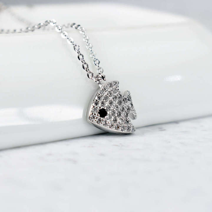 Korean version of light luxury best friend, cute diamond studded fish collarbone chain, trendy temperament, creative small fresh animal pendant for women