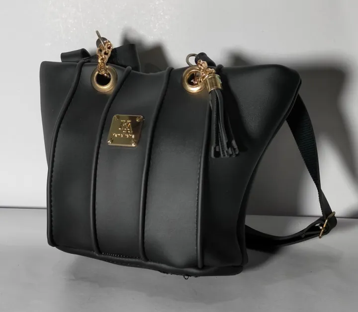 Classic%20Black%20Faux%20Leather%20Handbag%20with%20Gold-Tone%20Chain%20Handle%20and%20Decorative%20Tassel,%20Adjustable%20Shoulder%20Strap,%20for%20Office%20and%20Evening%20Wear%20-%20Image%206