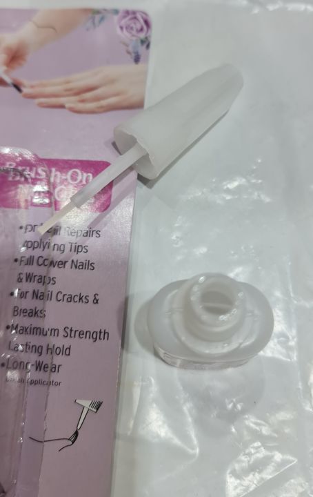 Brush-On%20Nail%20Glue%201%20Piece%20Pack%20-%20Image%202