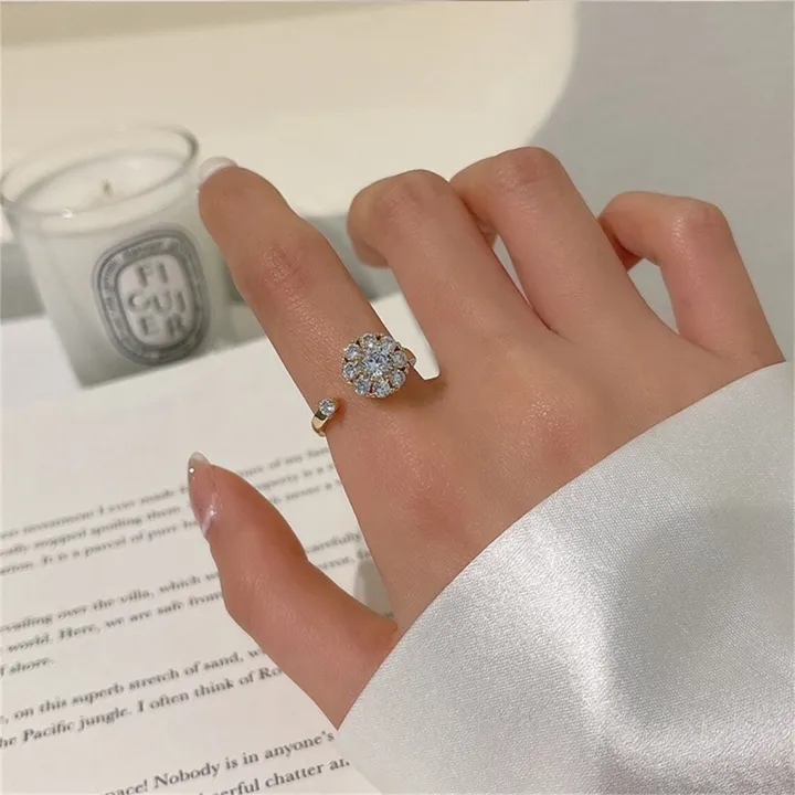 Elegant%20Floral%20Design%20Gold%20Plated%20Spinning%20Ring%20with%20Simulated%20Diamond%20Accents%20for%20Women%20-%20Image%205