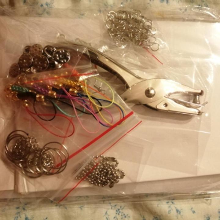 shrinky dink paper-165 x Keychains Accessories
20 x Blank Shrink Film Sheet
12 x multicolor Pencils
1 x Hole Punch-As Shown